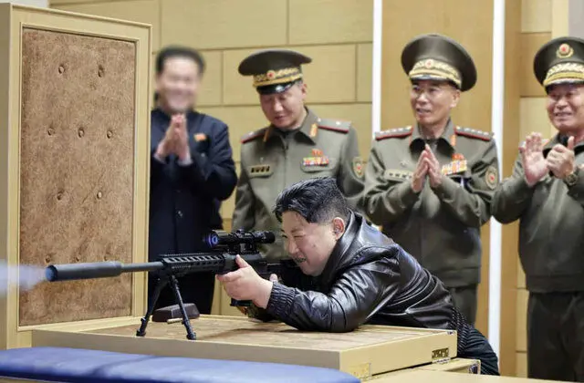 رهبر کره شمالی+ اسلحه