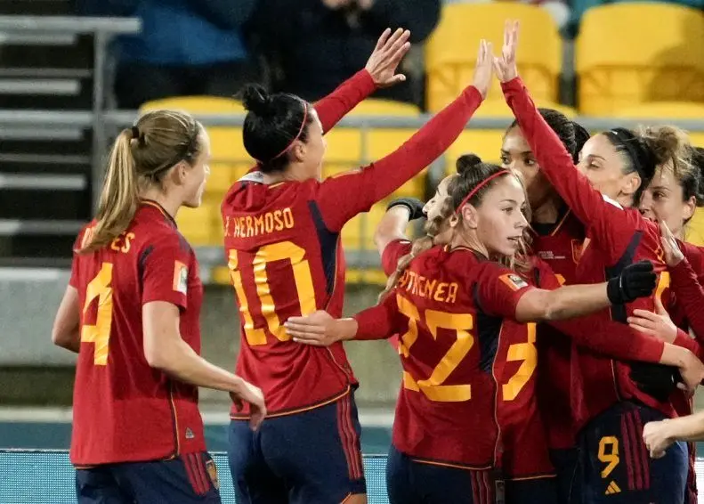 آتش‌بازی تیم فوتبال زنان اسپانیا در زمین چمن