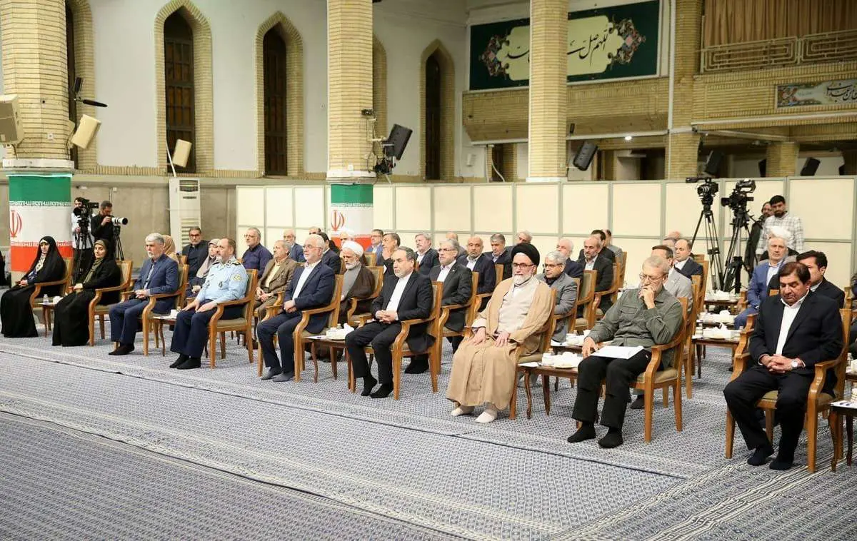 قاب توجهبرانگیز از لاریجانی و عراقچی در دیدار با رهبری /عکس