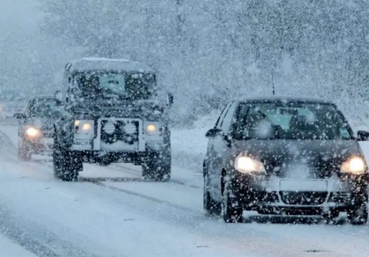 بارش برف شدید ۷ محور اصلی خراسان رضوی را مسدود کرد
