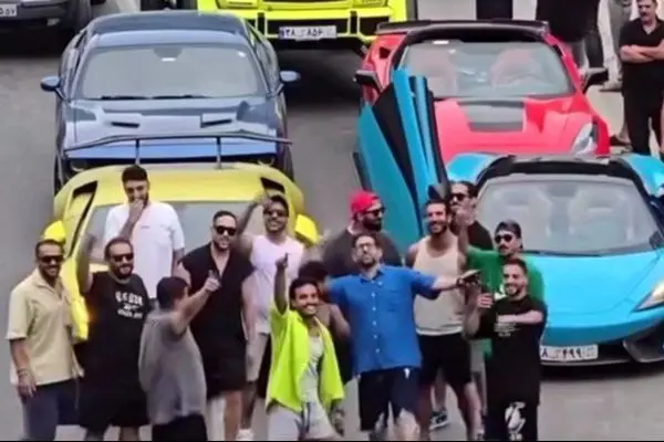 ماجرای آواز خوانی و بسته شدن جاده فیروزکوه با چند خودروی لاکچری/ فیلم