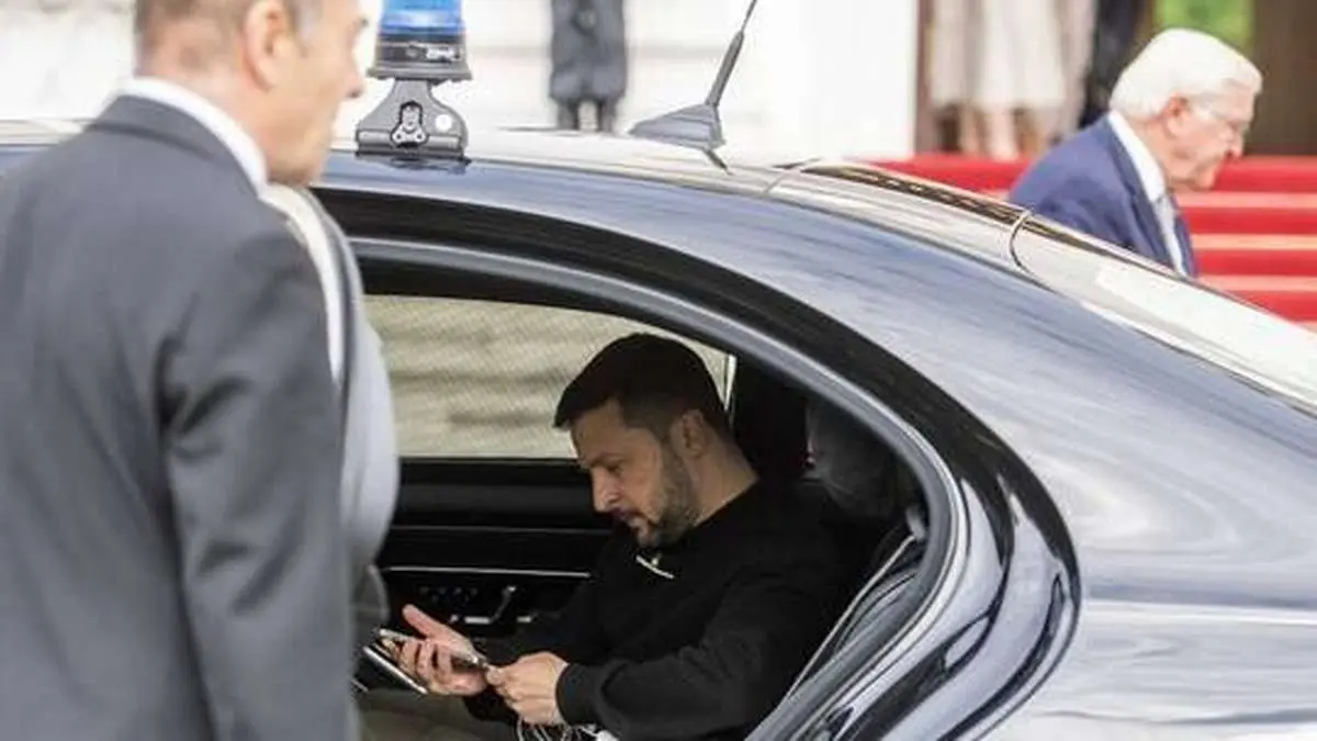 اشتباه امنیتی زلنسکی/ او تلفن همراهش را در اتومبیل در برلین جا گذاشت

