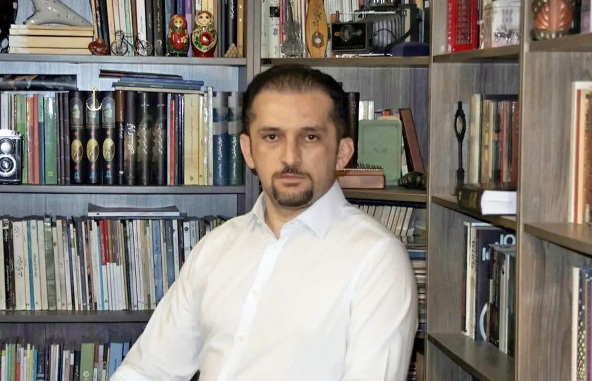 شاعر باید سختگیرترین منتقد شعر خود باشد