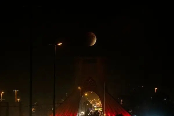 تصاویر جذاب از ماه گرفتگی دیشب در تهران/ ببینید