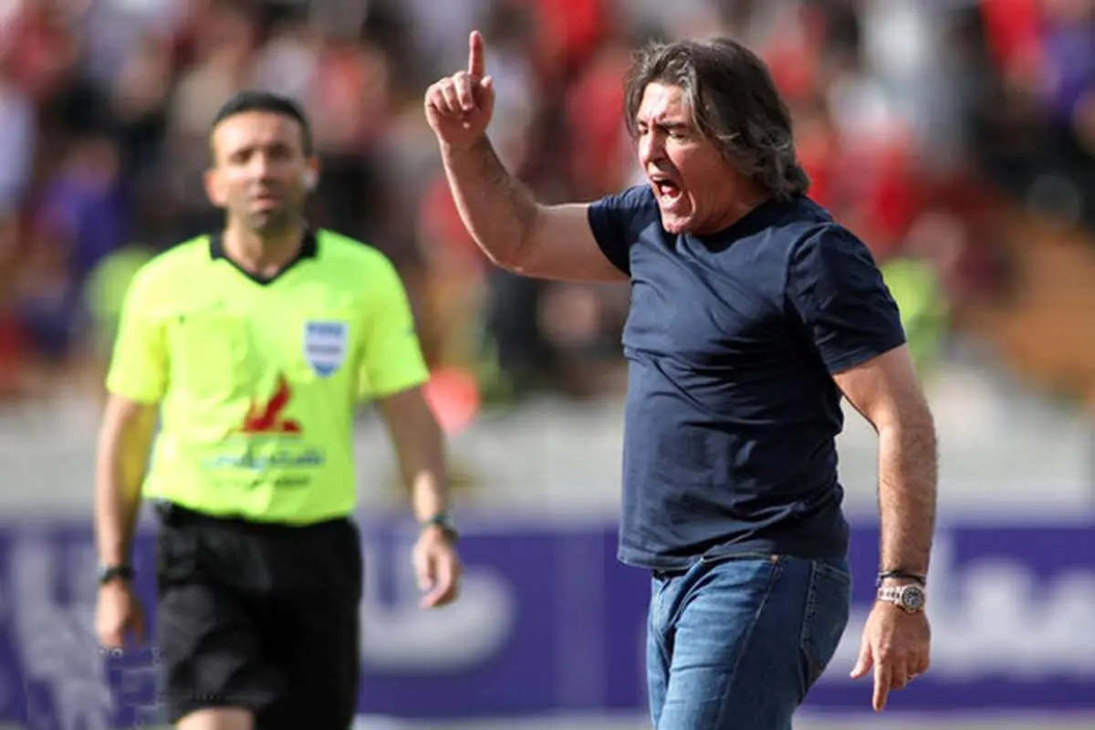 درگیری سرمربی استقلال پس از اخراج با داوران و تماشاگران پرسپولیس!