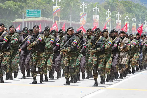 آموزش نظامی برای همه مردم این کشور شروع شد