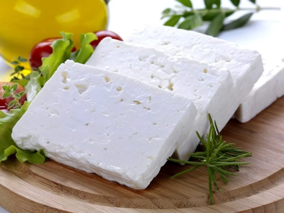 خوردن پنیر در وعده صبحانه مفید است یا مضر؟