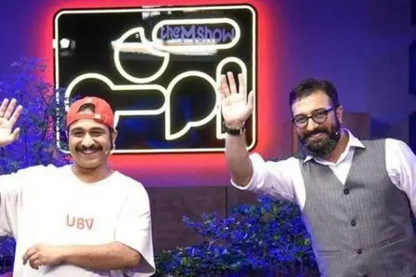 یک بازیگر مجری می شود
