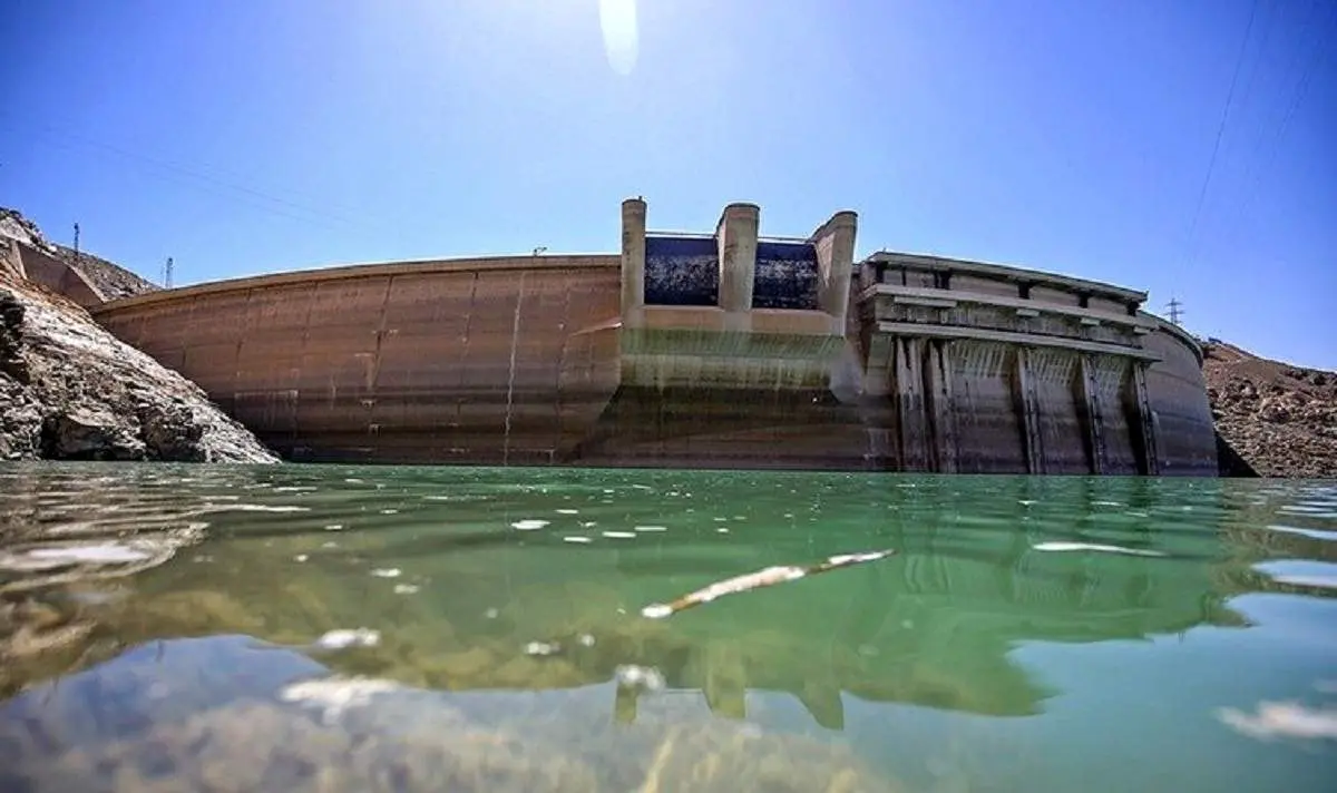 ببینید/ تصاویر زمستانی از یخ‌زدگی دریاچه سد زاینده‌رود