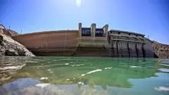 ببینید/ تصاویر زمستانی از یخ‌زدگی دریاچه سد زاینده‌رود