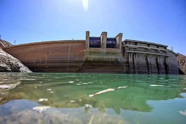 ببینید/ تصاویر زمستانی از یخ‌زدگی دریاچه سد زاینده‌رود