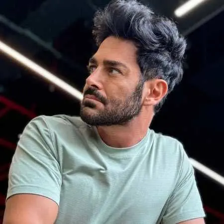 عکس هنری رضا گلزار با برج‌ خلیفه