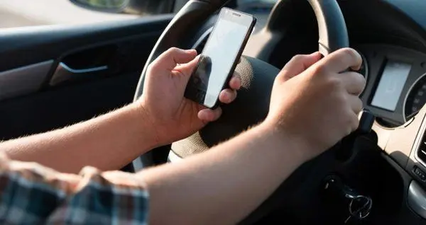 نیم میلیون راننده تهرانی حین حرف زدن با تلفن همراه جریمه شدند
