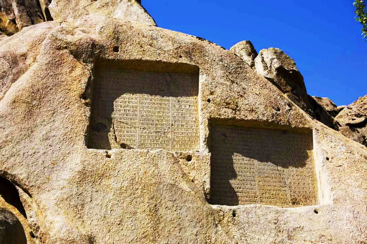 تخریب کتیبه هخامنشی با نارنجک