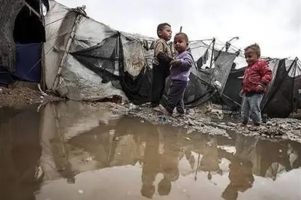 ببینید/ سیلاب در غزه چادر آوارگان را غرق کرد