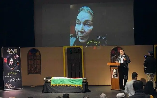 مراسم تشییع پیکر پروانه معصومی در رشت/ تصاویر
