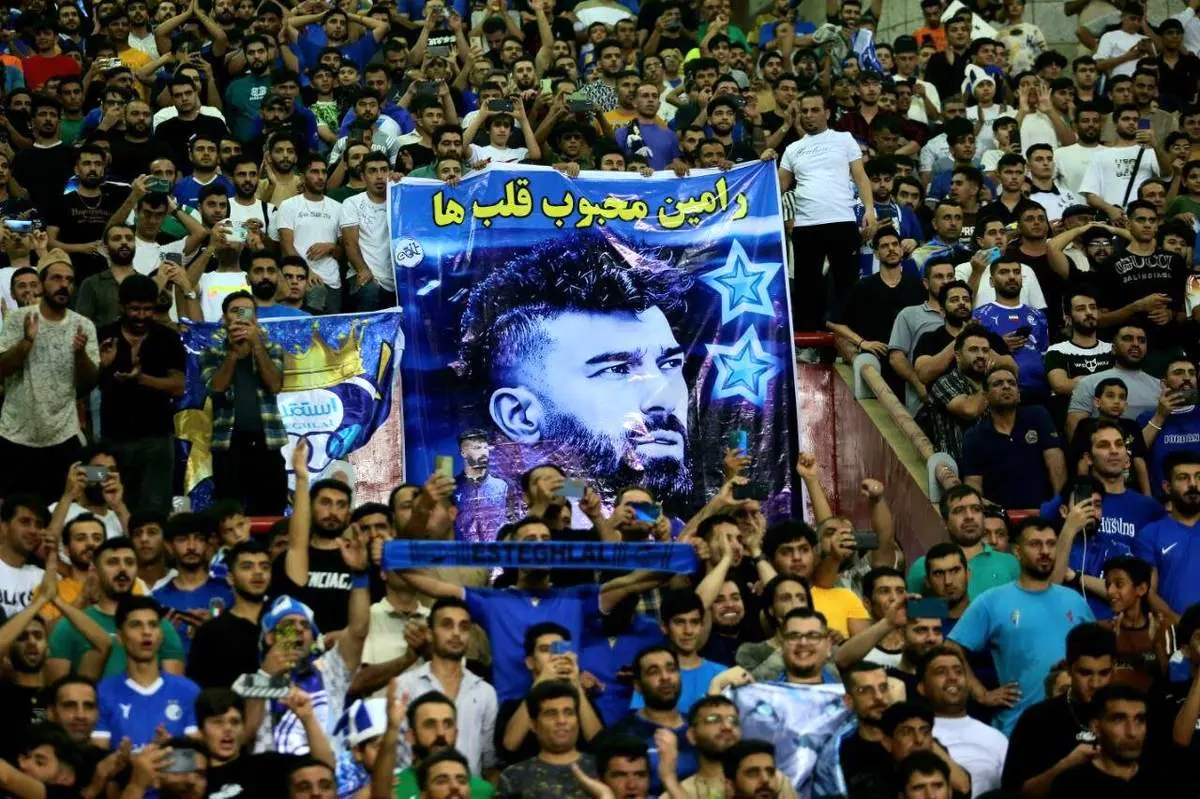 باورنکردنیترین بنر ممکن در دستان استقلالیها!/ عکس