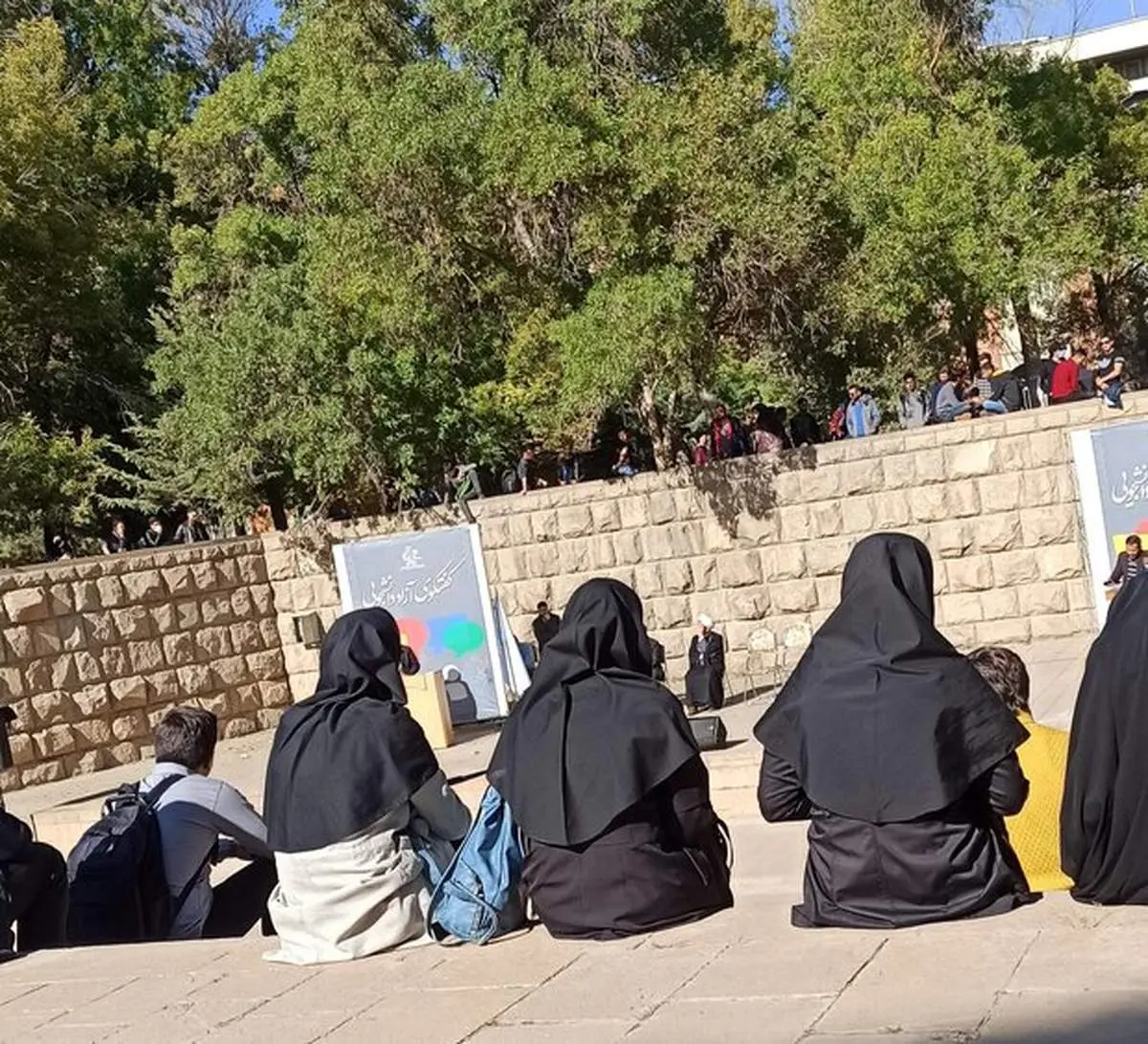 کار سیاسی کردن برای اساتید ممنوع است