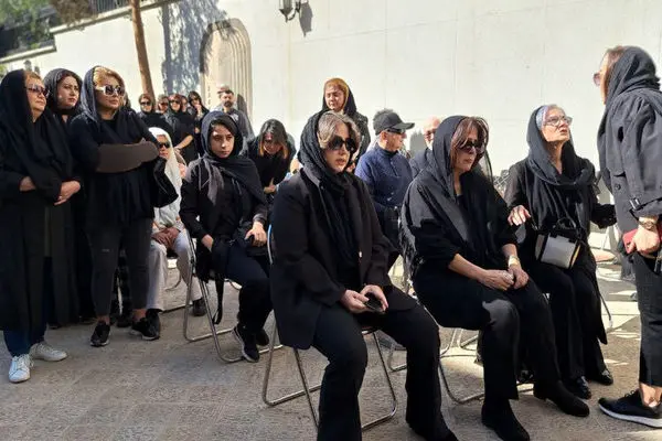 حال پریشان غزل بدیعی در مراسم خاکسپاری همسرش رضا داوود نژاد/ عکس و فیلم
