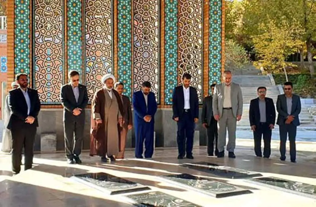 تجدید بیعت مدیرعامل فولادمبارکه و رئیس دانشگاه اصفهان با شهدای گمنام