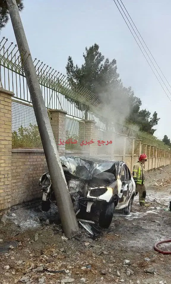 انفجار پژو 206 در تصادف با تیر چراغ برق
