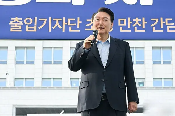 رئیس جمهور کره جنوبی آشپز شد/ عکس