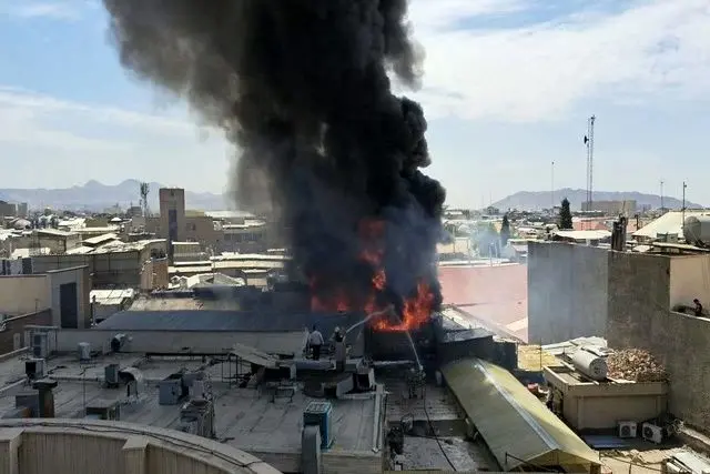 انبار چسب تهران هنوز در آتش می‌سوزد/ عملیات همچنان ادامه دارد