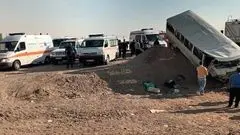 سقوط مینی‌بوس دانش‌آموزان به داخل پل