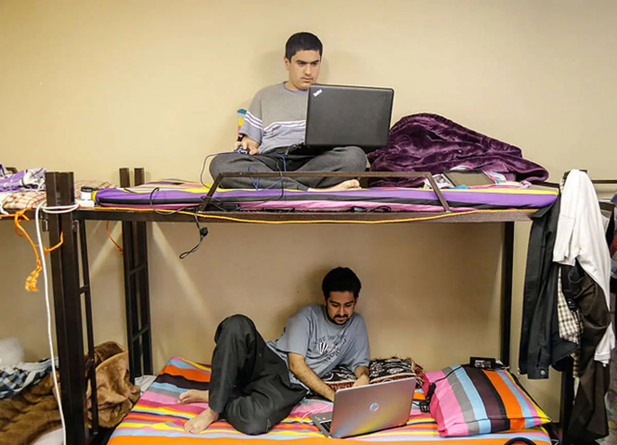زندگی‌های عجیب در خانه‌هایی به اندازه یک تخت در تهران