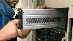 تأثیر نگهداری و سرویس دوره‌ای UPS بر طول عمر باتری‌ها و عملکرد سیستم برق اضطراری