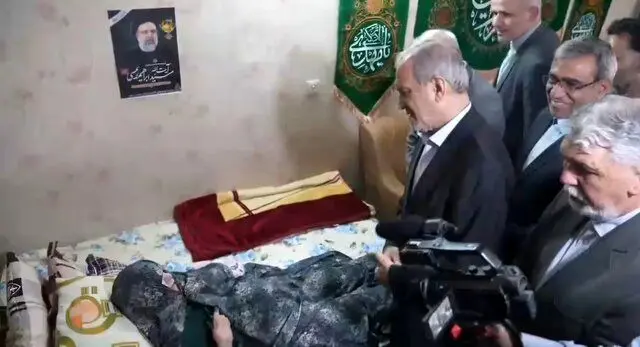 حضور پزشکیان در منزل مادر شهید رئیسی
