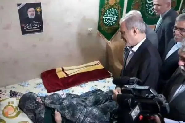حضور پزشکیان در منزل مادر شهید رئیسی
