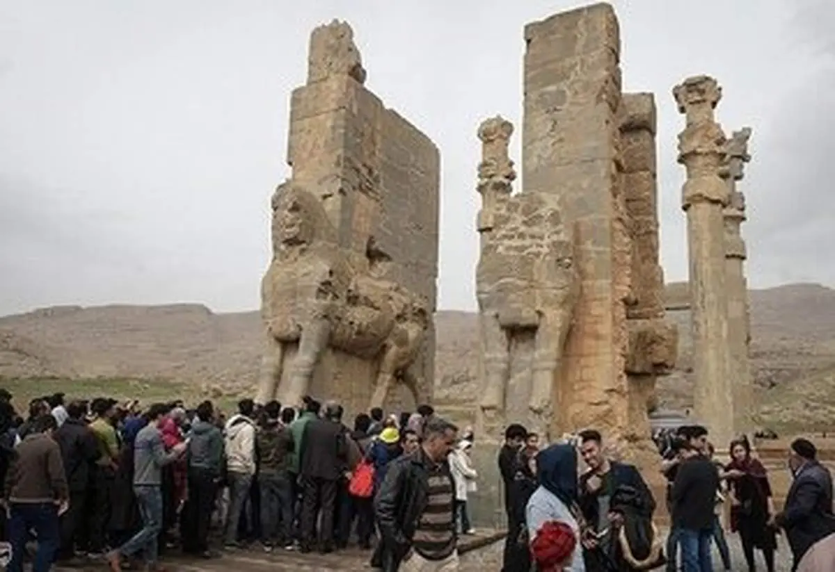 ورود گردشگران به محوطه باستانی تخت جمشید با شکستن فنس‌ها