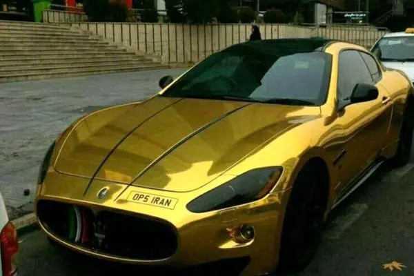 ماشینی با 100 کیلو روکش طلا در خیابان های تهران/ عکس