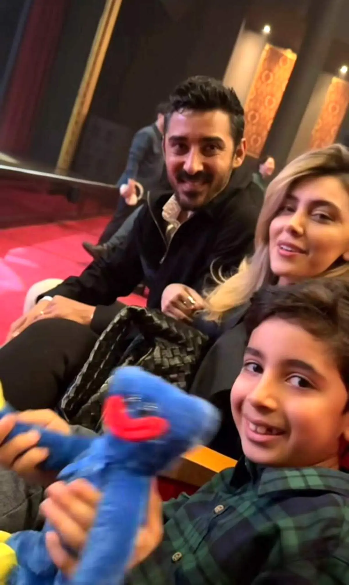 قاب سه نفره رضا قوچاننژاد و خانواده در کنسرت