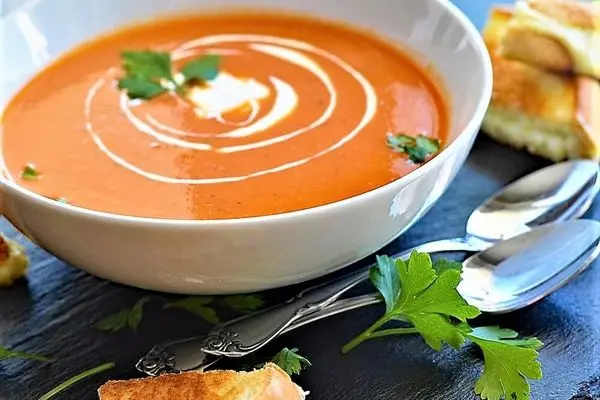 طرز تهیه سوپ گوجه فرنگی ایتالیایی یکی از ۱۰ سوپ برتر دنیا