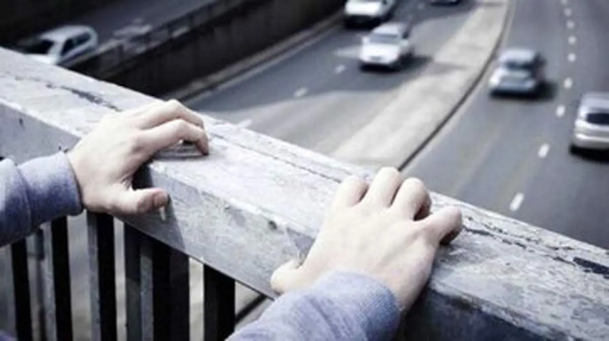 فداکاری ناباورانه سرباز کلانتری برای نجات جان دختر ۱۹ ساله!