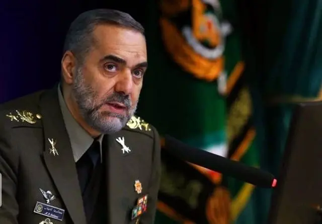 وزیر دفاع: برای تولید تسلیحات جدید برنامه داریم | کسی نمی‌تواند جمهوری اسلامی را تهدید کند