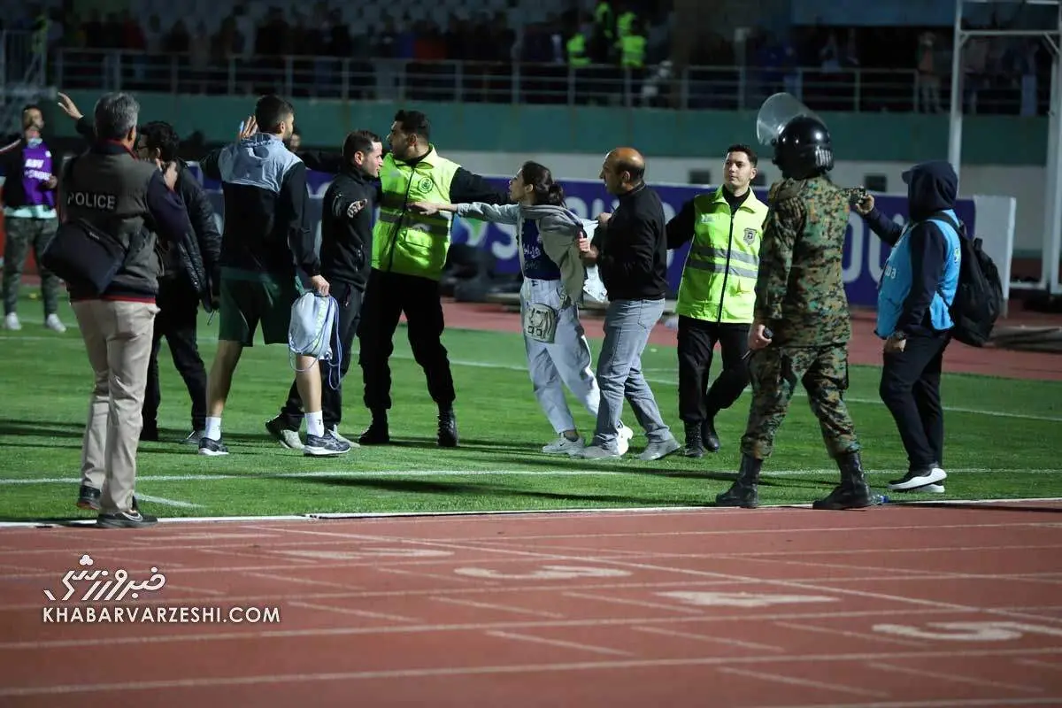 ۲ دختر جیمی استقلالی که امشب جنجال ساختند! از درگیری با ماموران تا گرفتن پیراهن بازیکن آبی‌ها/ فیلم

