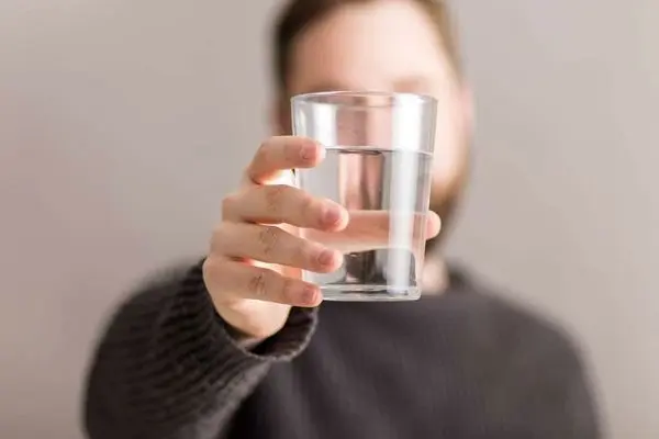 ۴ فایده شگفت‌انگیز نوشیدن آب گرم