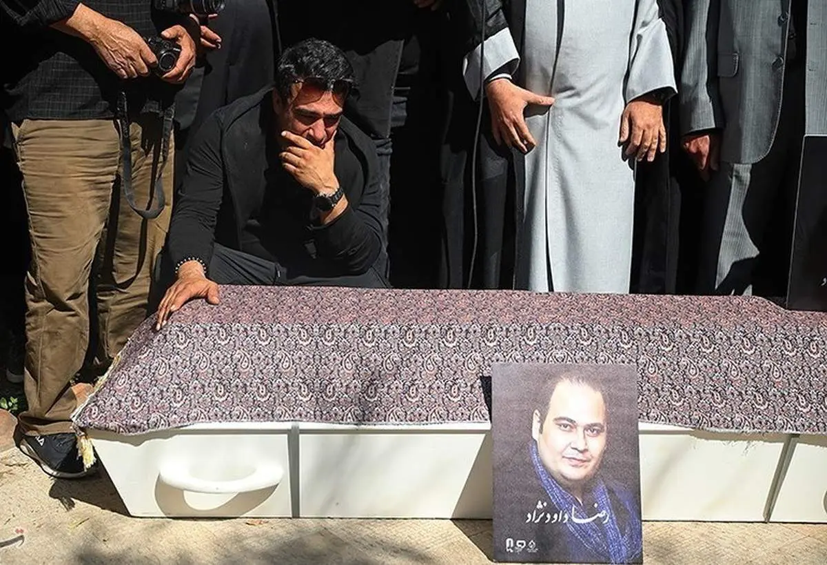 تصاویری غم‌انگیز از خاکسپاری رضا داودنژاد