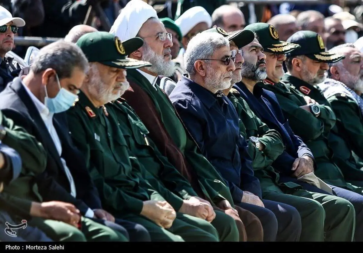 چهرههای غمگین سردار قاآنی و سردار سلامی در مراسم تشییع پیکر شهید زاهدی/ عکس