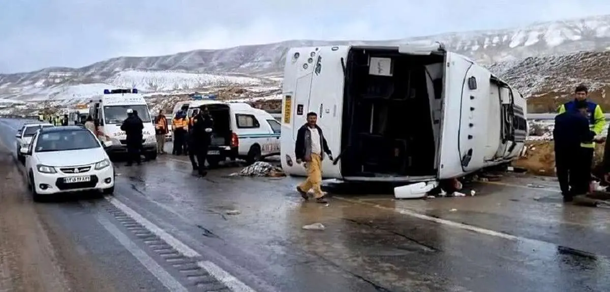  واژگونی اتوبوس در جاده اردبیل؛ ۱۹ نفر مصدوم شدند