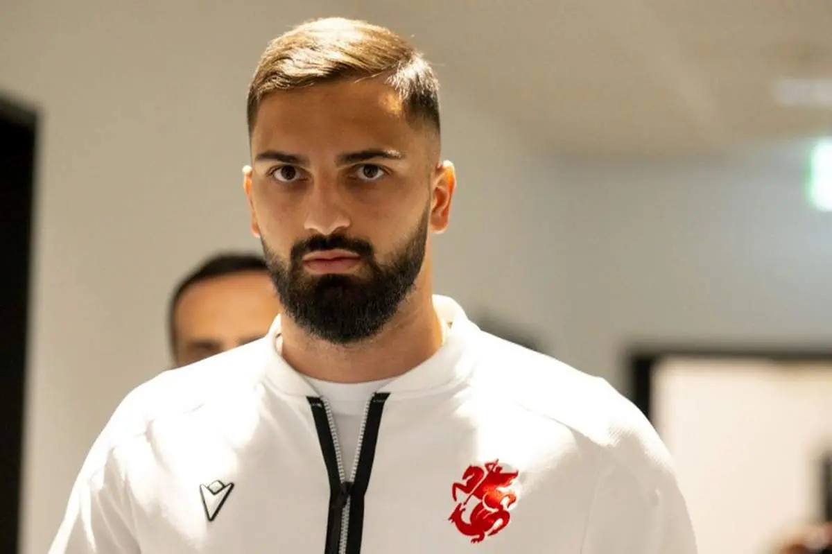 ناچو گفته به من زیاد گل میزنند، این گوی و این میدان!