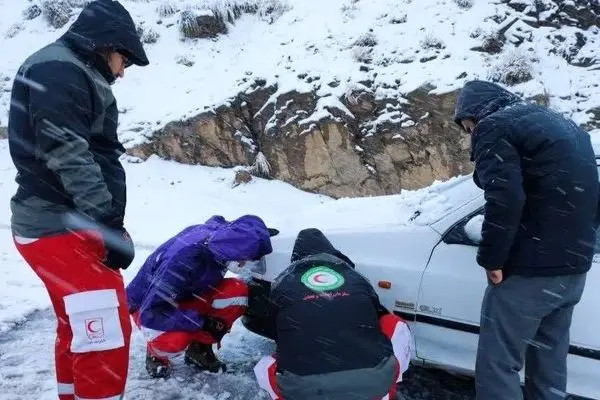 ورود سامانه بارشی ‌شدید برف از شنبه 22 آذر/ کولاک برف در جاده ها

