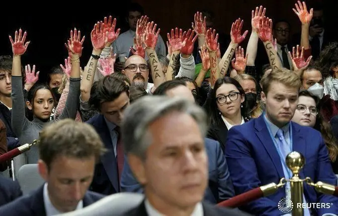 دستهای خونی جلوی وزیر خارجه آمریکا را ببینید 