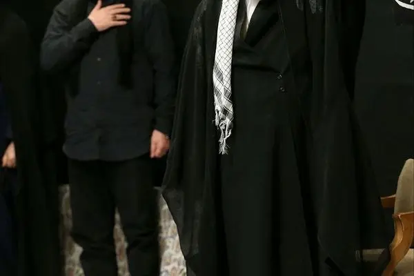 تصویری از رهبر انقلاب در شب عاشورا که مردم را احساسی کرد/ ببینید