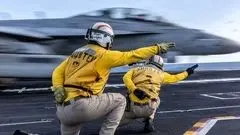 پرواز جنگنده‌ها از قدرتمندترین ناو جنگی جهان