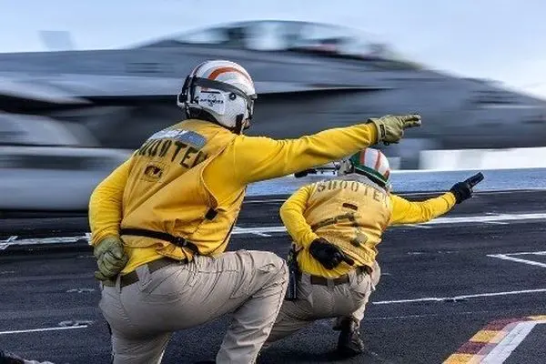 پرواز جنگنده‌ها از قدرتمندترین ناو جنگی جهان