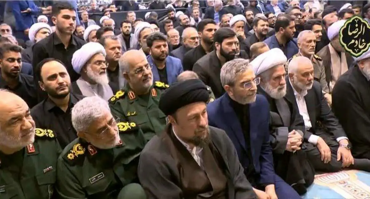 تصویری از سید حسن خمینی در مراسم تشییع پیکر رئیسی و همراهان